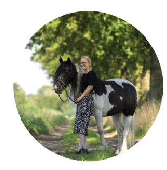 Sophie Schuurman buiten bij een paard